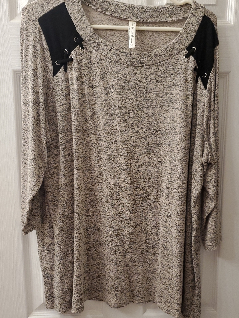 Perceptions Heathered Gray Long Sleeve Top with Black Shoulder Panels